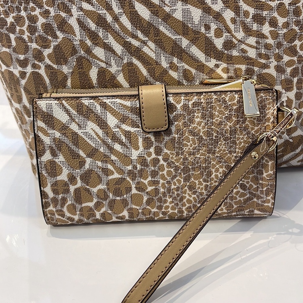 MICHAEL KORS LARGE DOUBLE ZIP WRISTLET WALLET PHONE CASE CLUTCH 
Camel Multi - Picture 14 of 16